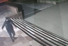 Photo of „Tentativă de intimidare a jurnaliștilor”: Un individ mascat a vandalizat intrarea în sediul Teleradio-Moldova