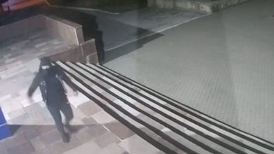 Photo of „Tentativă de intimidare a jurnaliștilor”: Un individ mascat a vandalizat intrarea în sediul Teleradio-Moldova
