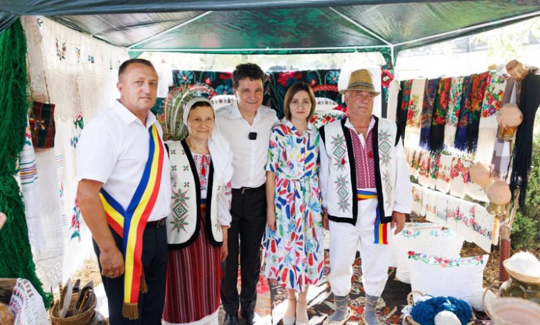 Photo of foto | Nicușor Dan și Maia Sandu au fost în vizită la biserica din Ghidighici și la hramul satului Mașcăuți