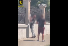 Photo of video | Doi străini, reținuți în Chișinău în timp ce lipeau afișe false cu Maia Sandu, care conțin instigare la ură