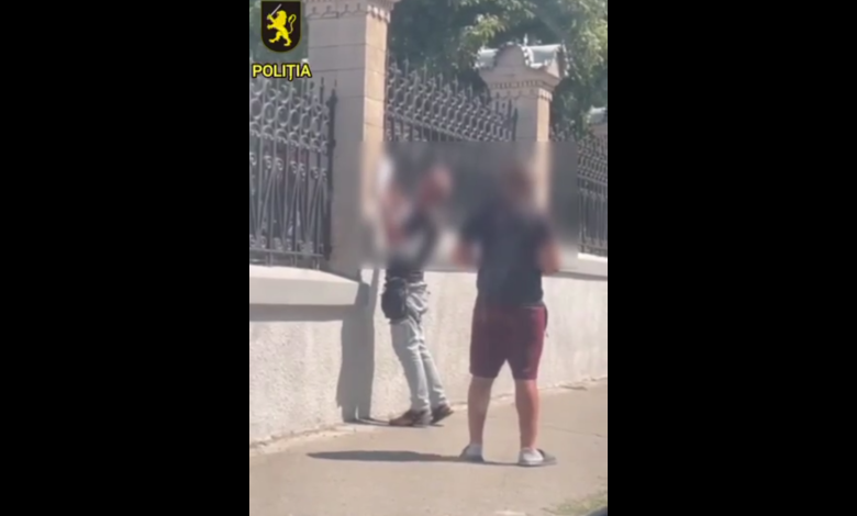 Photo of video, update | Doi străini, reținuți în Chișinău în timp ce lipeau afișe false cu Maia Sandu, care conțin instigare la ură