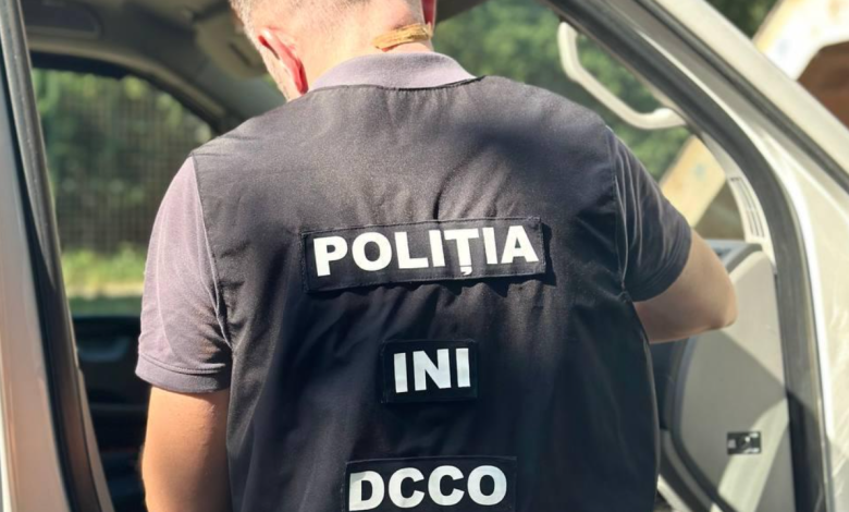 Photo of video | Patru membri ai unui grup criminal, reținuți pentru șantaj de proporții: Ar fi terorizat un bărbat și rudele acestuia