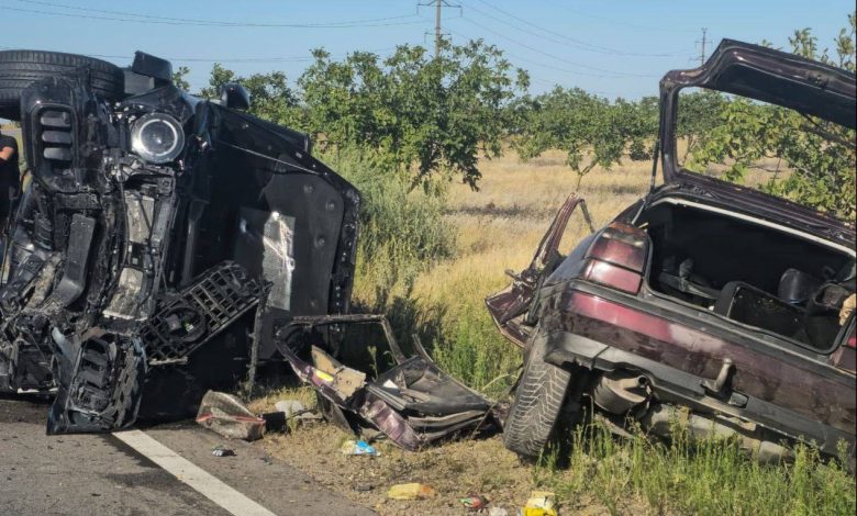 Photo of video | Accident tragic la Cahul: Șoferul și soția au decedat pe loc. Cei trei copii, la spital
