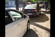 Photo of video | „A treia bandă” pe trotuar. Șir de mașini surprins circulând pe strada Mateevici