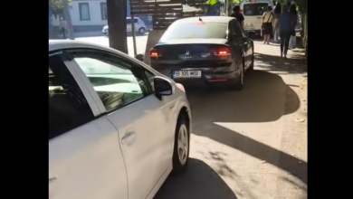 Photo of video | „A treia bandă” pe trotuar. Șir de mașini surprins circulând pe strada Mateevici