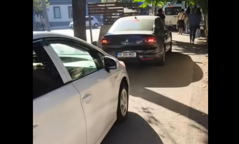 Photo of video | „A treia bandă” pe trotuar. Șir de mașini surprins circulând pe strada Mateevici