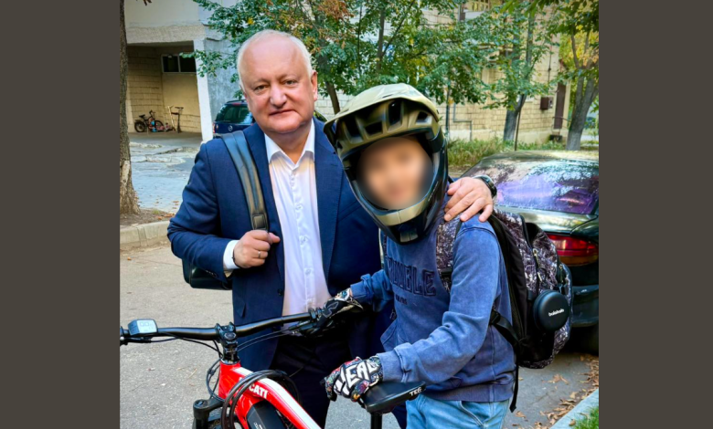 Photo of Lux pe două roți: fiul lui Igor Dodon pedalează pe o bicicletă aproape cât salariul anual declarat al liderului PSRM?