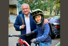 Photo of Lux pe două roți: fiul lui Igor Dodon pedalează pe o bicicletă cât salariul anual declarat al liderului PSRM