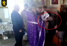 Photo of video | Hîncești: Preot, surprins distribuind enoriașilor ziare cu falsuri, îndemnuri la ură și manipulări