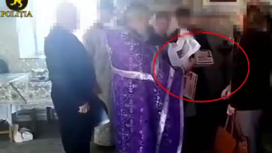 Photo of video | Hîncești: Preot, surprins distribuind enoriașilor ziare cu falsuri, îndemnuri la ură și manipulări