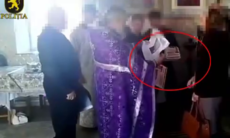 Photo of video | Hîncești: Preot, surprins distribuind enoriașilor ziare cu falsuri, îndemnuri la ură și manipulări