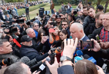 Photo of video | Protest scurt al Blocului Patriotic în fața Parlamentului. Oamenii, îndemnați să rămână „la legătură”