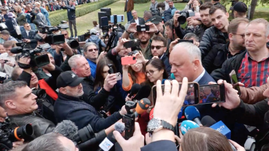 Photo of video | Protest scurt al Blocului Patriotic în fața Parlamentului. Oamenii, îndemnați să rămână „la legătură”