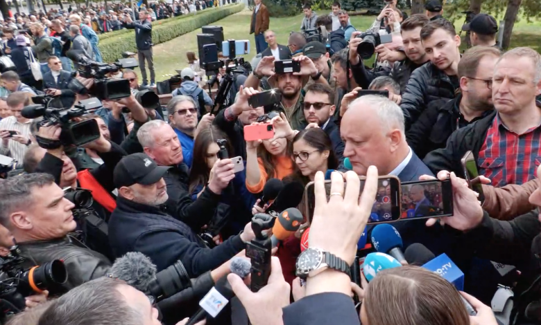 Photo of video | Protest scurt al Blocului Patriotic în fața Parlamentului. Oamenii, îndemnați să rămână „la legătură”