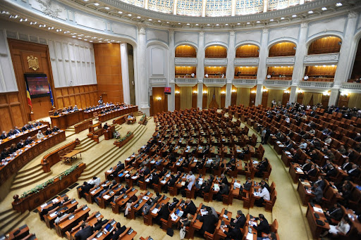 Photo of Alertă la Parlamentul României: O femeie din R. Moldova depistată cu șase cuțite la intrare