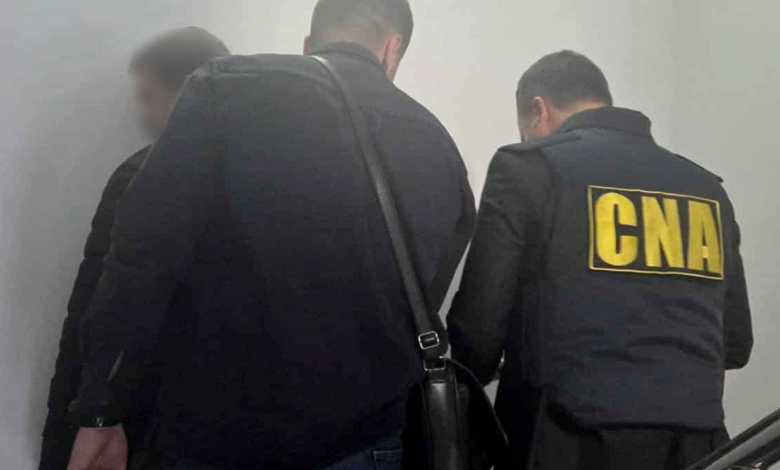 Photo of foto | Un bărbat, reținut în flagrant de CNA în timp ce primea mită pentru a influența un executor judecătoresc