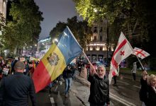 Photo of foto | Georgia protestează cu drapelul R. Moldova arborat în mulțime: „Un simbol al libertății”