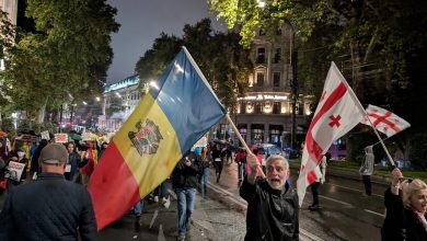 Photo of foto | Georgia protestează cu drapelul R. Moldova arborat în mulțime: „Un simbol al libertății”