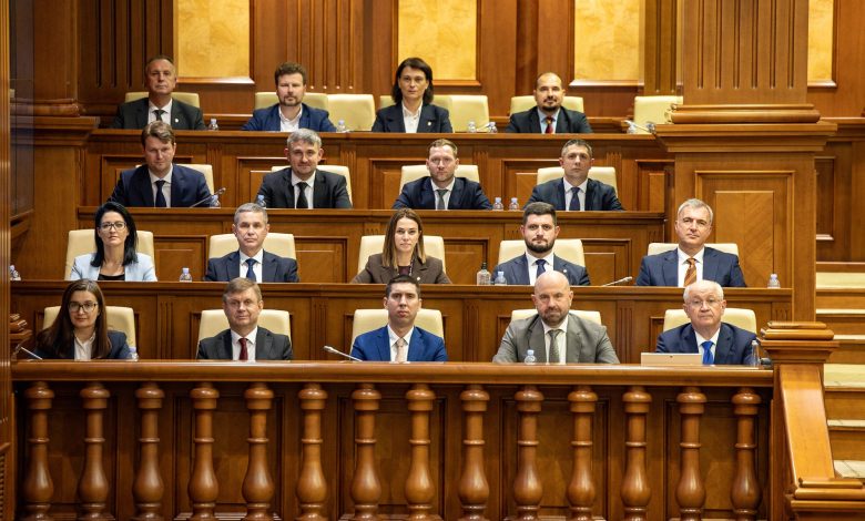 Photo of video, doc | Guvernul Munteanu a depus jurământul, iar Maia Sandu a semnat decretul: „Să se concentreze mai mult pe dezvoltare”