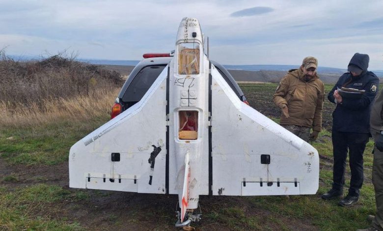 Photo of Poliția explică circumstanțele în care drona a aterizat pe un acoperiș de la Florești. Caracteristicile aparatului de zbor