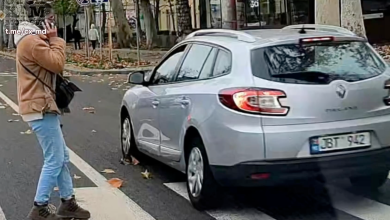 Photo of video | Un pieton, la un pas de a fi lovit pe trecere. Șoferul, surprins încălcând trei reguli deodată