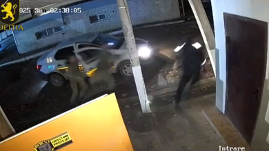 Photo of video | Furt de proporții dintr-un schimb valutar: Spărgătorii, surprinși în flagrant de agenții de pază