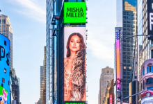 Photo of Cântăreața Misha Miller a apărut pe ecranele din Times Square, New York