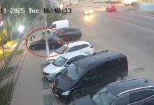 Photo of video | Accident grav la Comrat: copil de trei ani, lovit pe trotuar de o șoferiță care ar fi confundat pedalele
