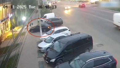 Photo of video | Accident grav la Comrat: copil de trei ani, lovit pe trotuar de o șoferiță care ar fi confundat pedalele