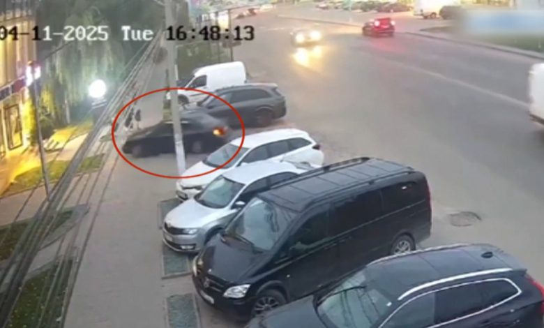 Photo of video | Accident grav la Comrat: copil de trei ani, lovit pe trotuar de o șoferiță care ar fi confundat pedalele