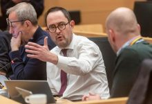 Photo of Un deputat a ținut un discurs de 23 de ore pentru a amâna o lege. I-a răsfățat pe parlamentari cu pizza și vafe