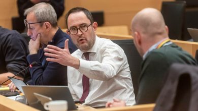 Photo of Un deputat a ținut un discurs de 23 de ore pentru a amâna o lege. I-a răsfățat pe parlamentari cu pizza și vafe