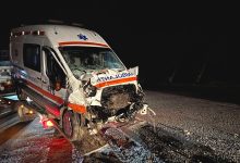 Photo of foto | Trei angajați ai urgenței, răniți grav după ce o ambulanță a fost lovită frontal