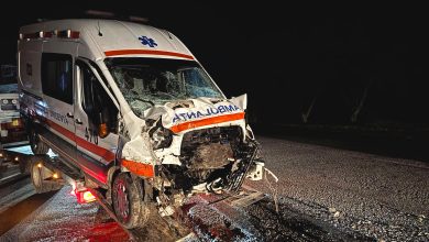 Photo of foto | Trei angajați ai urgenței, răniți grav după ce o ambulanță a fost lovită frontal