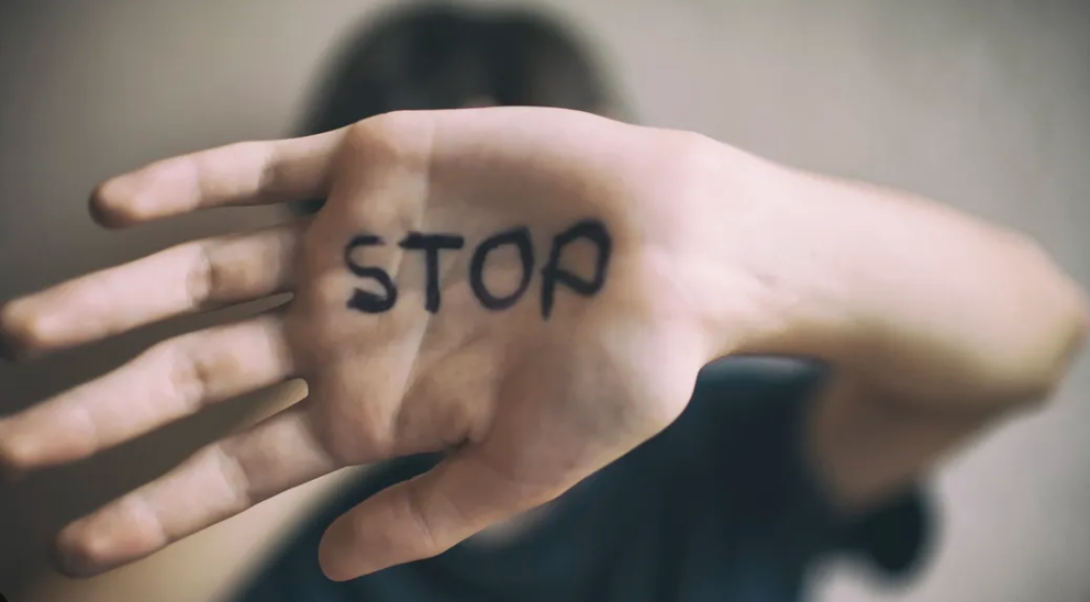 O elevă, bătută grav de două adolescente în timp ce alți copii filmau. MEC s-a autosesizat