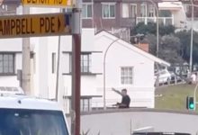 Photo of video | „Un erou”. Cum a reușit un bărbat să-l dezarmeze și să-l pună pe fugă pe unul dintre atacatorii de pe plaja din Sydney