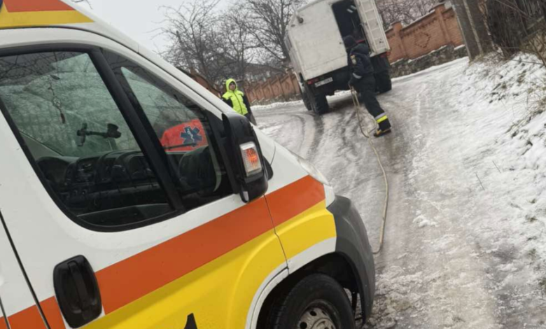 Photo of foto | Mai multe ambulanțe au avut nevoie de intervenția salvatorilor din cauza ghețușului