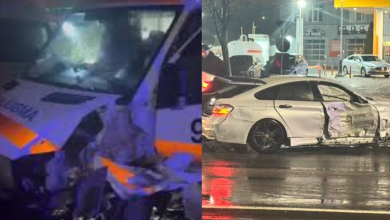 Photo of video | Ambulanță în misiune, lovită de un BMW în capitală. Momentul impactului