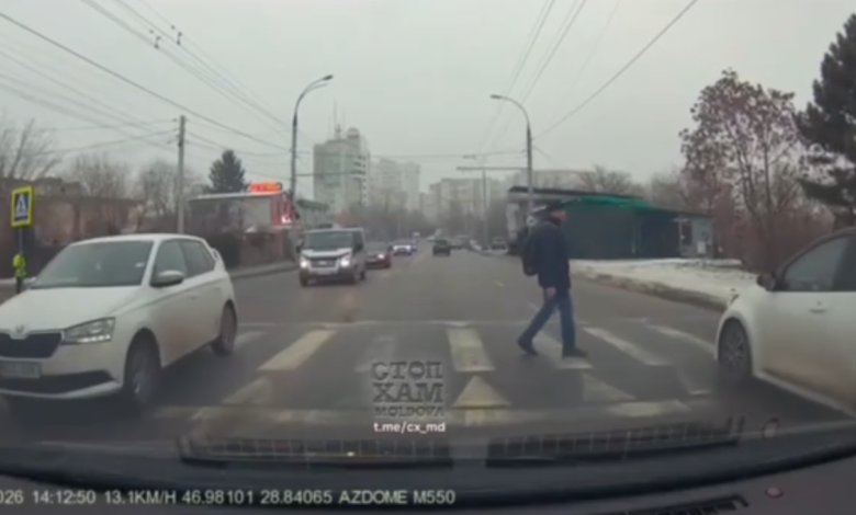 Photo of video | O șoferiță a fost sancționată după ce nu a acordat prioritate unui pieton. Poliția s-a autosesizat