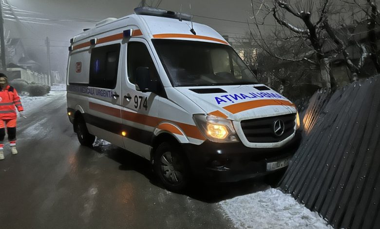 Photo of Drumuri acoperite cu polei: salvatorii au deblocat ambulanțe și au transportat medici la pacienți