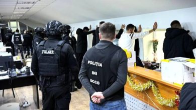 Photo of video | 15 persoane reținute într-un dosar de escrocherii prin „call-center” cu rulaj de 2 milioane de dolari pe lună