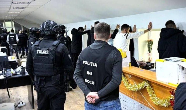 Photo of video | 15 persoane reținute într-un dosar de escrocherii prin „call-center” cu rulaj de 2 milioane de dolari pe lună