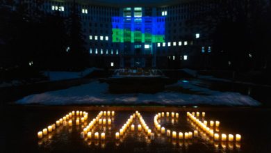 Photo of foto | Parlamentul, iluminat în culorile Ucrainei, la patru ani de la începutul războiului. Gest similare și la Bruxelles