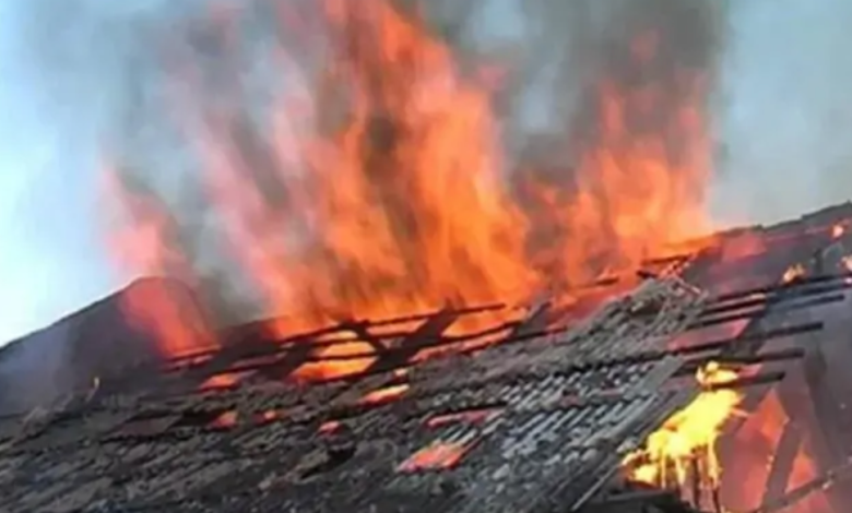 Photo of update, foto | Casa din Ulmu, la care pompierii nu au putut ajunge din cauza poleiului, a ars complet. Familia a rămas fără adăpost