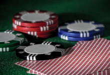 Photo of video | Un tânăr, șantajat și amenințat cu moartea de doi frați gemeni, după ce au jucat împreună poker