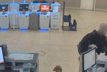 Photo of video | O femeie a fost arestată după ce și-a abandonat câinele în aeroport