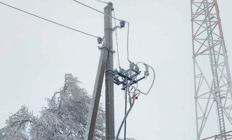 Photo of Atenție! Polei pe drumuri și avarii la rețelele electrice. Zeci de mii de consumatori au rămas fără lumină