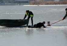 Photo of Două minore au fost salvate după ce s-au prăbușit sub gheața unui lac din Chișinău