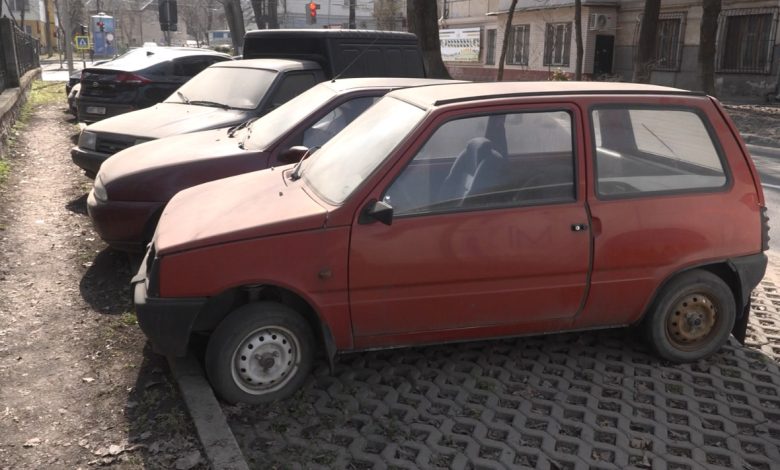 Photo of foto, video | Vehicule ruginite ocupă ani la rând locuri de parcare în Chișinău. Autoritățile spun că nu au pârghii legale pentru a le evacua