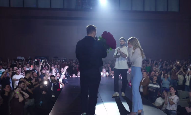 Photo of video | Cerere în căsătorie la concertul lui Magnat, Satoshi și Feoctist din Chicago